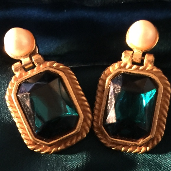 Gold tone rectangle  earrings with green Rhineston - Picture 1 of 2